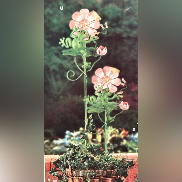 Metal spinning garden stake (1). Home Interiors “FROGGY’S FLORAL WINDMILL “ - Picture 9 of 9